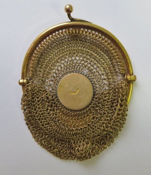 Bourse en tricot d’or jaune 18K (750‰). 
On joint un bracelet en or 18K (750‰), maillons filigranés. 
Poids : 46,2 g
