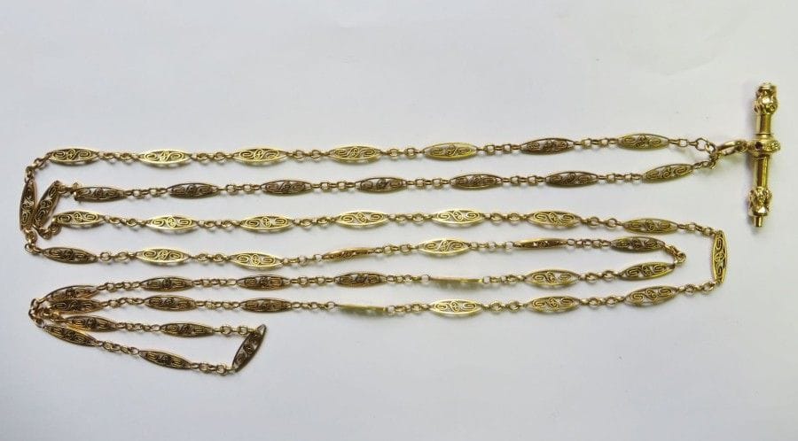 Sautoir en or jaune 18K (750‰), les maillons ovales ajourés. 
Travail français des années 1900.
Long. : 162 cm environ. 
On joint un passe-foulard en or 18K (750‰). 
Poids brut total : 55,2 g