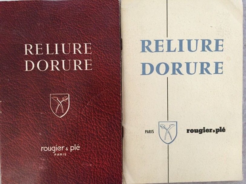 [RELIURE] ROUGIER & PLÉ. Outillage & Fournitures pour la reliure-dorure. Catalogue général. Paris, [années 1960]. — 2 catalogues in-8, agrafés. 
Ensemble de 2 catalogues comprenant de nombreux échantillons de cuir, simili-cuir, percaline, toile et de papiers marbrés.
L’un des deux exemplaires comprend les tableaux des tarifs et un bon de commande vierge. 
