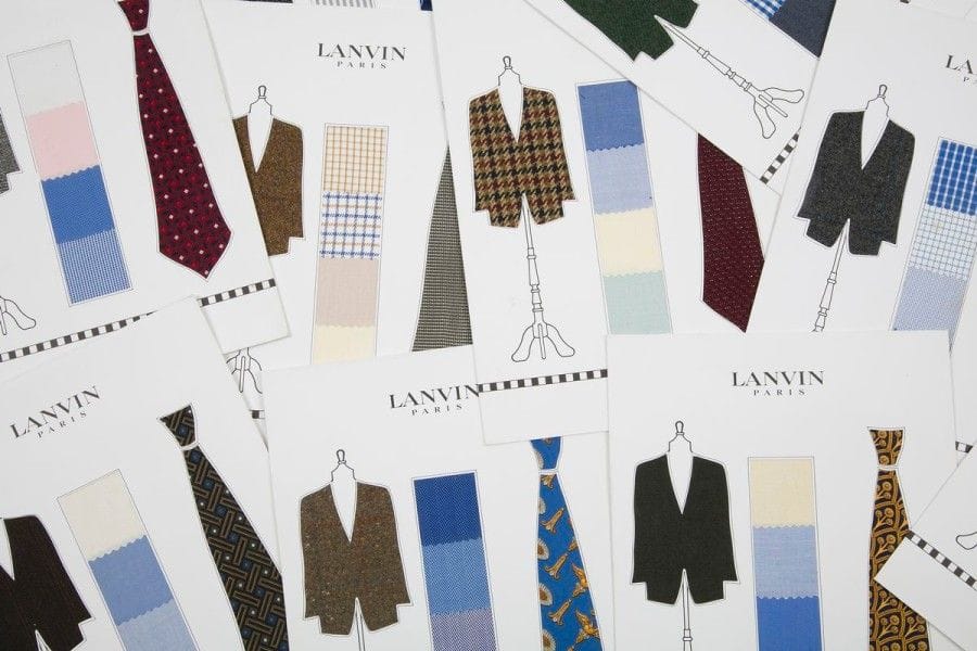 [HAUTE COUTURE] LANVIN. L’homme Lanvin. Collection Automne-Hiver 95/96. Paris : Lanvin, 1995. — Plaquette in-4, agrafée, accompagnée de 10 planches. 
Catalogue anglais-français de la collection homme de 95/96, accompagné de 10 planches d’échantillons de tissus pour les vestes, chemises et cravates.
Exemplaire parfaitement conservé si ce n’est les deux feuillets centraux du catalogue qui sont déreliés.