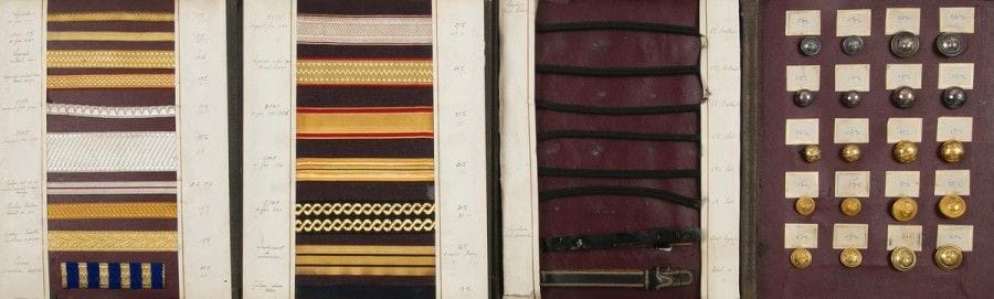 [MILITAIRES]. ALBUMS D’ÉCHANTILLONS DE GALONS POUR MILITAIRES. S.l., XIXe siècle. — 2 albums en accordéons, 276 x 221, sous chemise de percaline bordeaux à rabats, lacets de tissus. 
Rare ensemble de deux albums datant d’après 1850, de provenance inconnue, proposant un choix de 20 boutons et de 309 échantillons de jugulaires, cordons, lézardes, galons, brides, ceintures, etc. pour des habits militaires.
Les échantillons sont collés sur du velours vert empire pour l’un et sur du cuir bordeaux pour le second. Les deux albums sont complets et très bien conservés malgré quelques usures d’usage aux chemises.