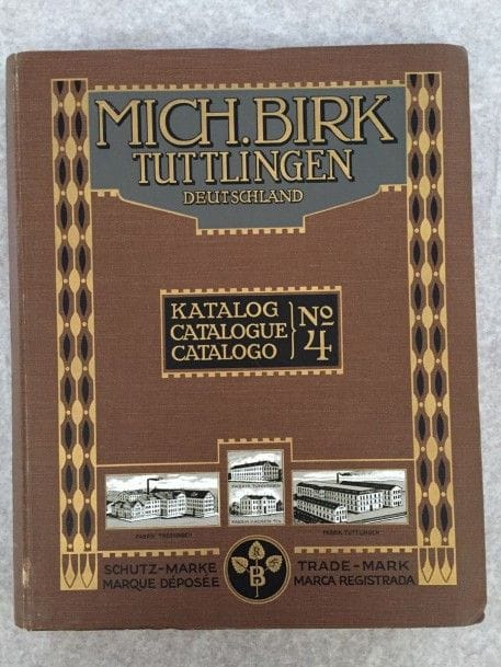 [SANTÉ] MICH. BIRK. Catalogue n° 4. Tuttlingen, [vers 1910]. — In-4, toile marron illustrée de l’éditeur. 
Catalogue général en anglais, allemand, français et espagnol, de plus de 300 feuillets, de la société Michael Birk spécialisée dans le matériel pharmaceutique et médical. Il débute par plusieurs dizaines de spécimens d’étiquettes de médicaments mais également de bouteilles d’alcool puis suivent les produits réparties dans 5 sections : Emballages, articles en papiers… — Appareils et accessoires pharmaceutiques… — Articles en caoutchouc souple et durci, Pansements, Articles sanitaires et pour l’hygiène… — Instruments de chirurgie, Tables d’opérations… 
Bel exemplaire.
