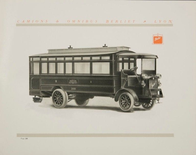[AUTOMOBILES] BERLIET. Automobiles Berliet, camions et omnibus. Lyon, 1913. — In-4 oblong, 45 pp., (1 f. blanc), couverture illustrée. Broché. 
Luxueux catalogue à prix marqués des camions et omnibus Berliet, fabricant d’automobiles lyonnais. Il est illustré de la reproduction des véhicules décrits ainsi que de nombreuses photographies.
Exemplaire à l’état de neuf, conservé dans son enveloppe d’origine à l’en-tête de la marque.
On joint :
- Automobiles Berliet. Lyon, Paris. Paris, [1911]. — In-8, broché, couverture rigide gaufrée.
Luxueuse plaquette illustrée débutant par un texte de L. Baudry de Saunier intitulé Du mariage d’un châssis et d’une carrosserie, suivi d’un long chapitre sur le pare-brise, d’un autre plus court sur la carrosserie et enfin de la description des châssis. Exemplaire très bien conservé.
- [CALENDRIER 1961]. Des 4 coins du monde Berliet vous envoie ses meilleurs vœux pour 1961. Grand calendrier avec reliure à spirale, créé par Marc Lackmann et imprimé à Mulhouse par Braun, illustré de 6 belles compositions en couleurs.