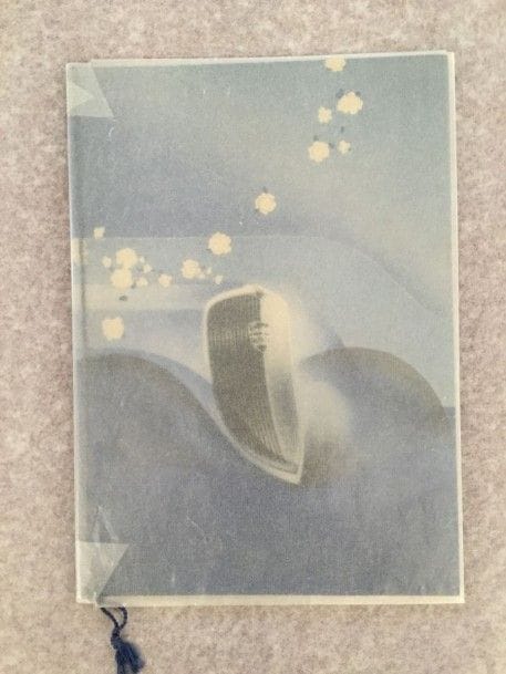 [AUTOMOBILES] PEUGEOT. Banquet Peugeot. [sans lieu : impr. Draeger, 1933]. — In-8, (4 ff.), couverture illustrée. En feuilles tenues par un lacet de soie bleue, chemise de rhodoïd. 
Très bel exemplaire de ce menu édité pour le banquet Peugeot organisé au Palais des sports le lundi 9 octobre 1933. Il est orné d’une très belle composition courant sur la couverture, représentant l’avant de la Peugeot 301. On joint une carte de visite enrichie d’une note autographe de Robert Peugeot.
Petit accident à la chemise de rhodoïd.