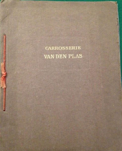 [AUTOMOBILES] VANDEN PLATS. Carrosserie Van den Plats. Woluwe-Lez-Bruxelles, [vers 1912]. — In-4, couverture imprimée en lettres dorées, cordonnet de soie rouge.
Très beau catalogue de l’une des toutes premières maisons de construction de carrosserie automobile. Il est illustré de 18 planches de véhicules dessinées par Sips.
Bon exemplaire.