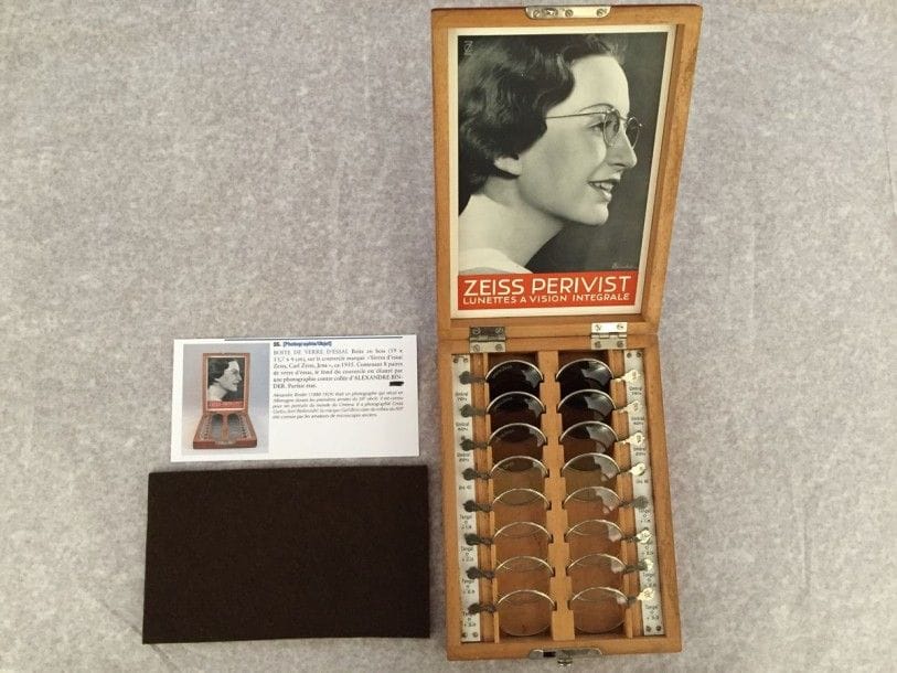 [OPTIQUE - ZEISS] Boîte de verres d’essai. Boîte en bois contenant 8 paires de verres d’essai.
Fond du couvercle illustré par une photographie contrecollée d’Alexandre BINDER.
19 x 13,7 x 4 cm