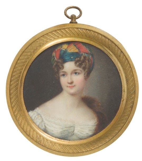 Portrait de femme au turban, étole de fourrure et robe blanche
Miniature sur ivoire, époque Romantique, vers 1825-1830
à vue diam. 8,5cm ; cadre en bronze doré, diam. 11,4 cm
(Fêlure verticale au centre)

