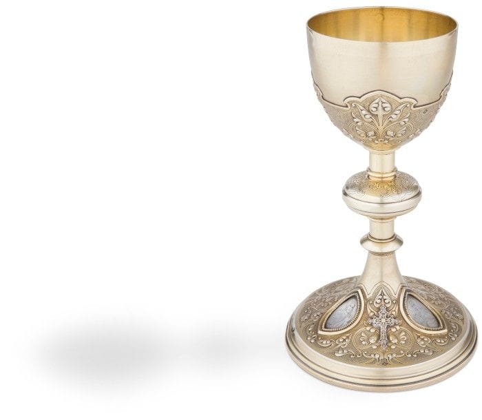 Calice en vermeil (légèrement dévermeillé), la base ronde ciselée au repoussé d’enroulements de feuilles sur fond amati en reprise sur le noeud et la fausse-coupe. Elle reçoit trois mandorles dans lesquelles sont rapportés trois portraits gravés de la Sainte Famille.
Poinçon minerve
Orfèvre : A. MONTAGNIER 34 rue de Grenelle PARIS (en toutes lettres)
Poids : 588 g - hauteur : 23 cm