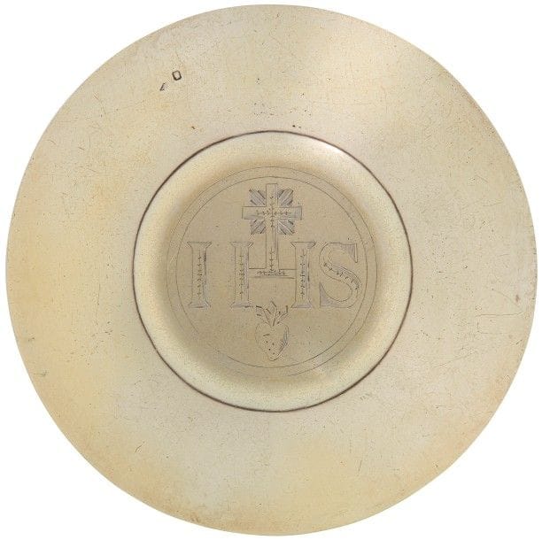 Patène en vermeil, le revers gravé IHS. A redresser.
Poinçon minerve
Poids : 80 g - diamètre : 14,1 cm
