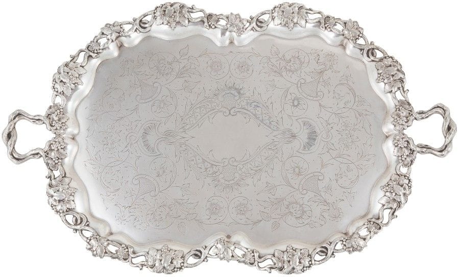 Grand plateau en métal argenté et garniture en argent massif à deux anses, , entourage de feuilles de vigne et grappes de raisin, les anses figurant des cèpes de vigne, le centre ciselé de fleurs. Excellent état de l’argenture centrale.
PARIS vers 1830
Orfèvre : probablement GANDAIS
Longueur : 66,5 cm - largeur : 42,5 cm
