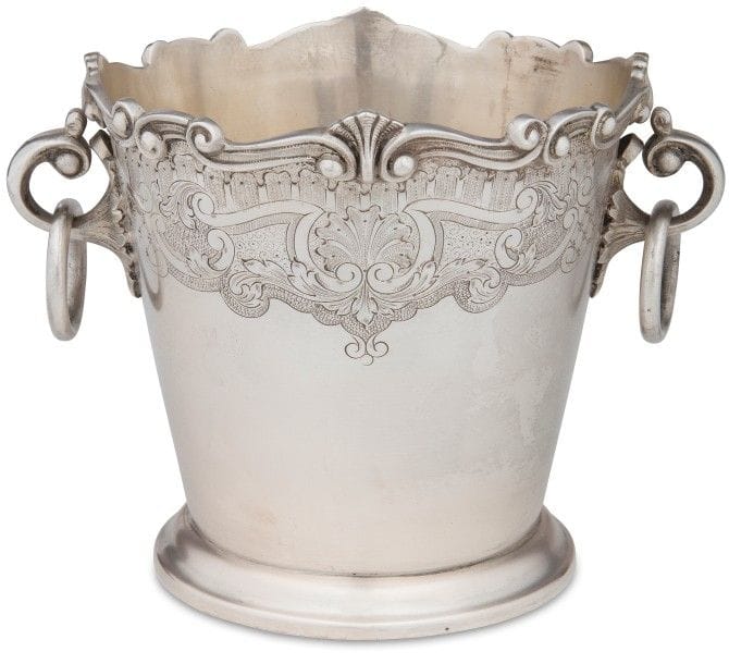Seau à glaçons à deux anses et sa pince en métal argenté (désargenture de l’extrémité de la pince) ciselé de rinceaux.
Hauteur : 13 cm

