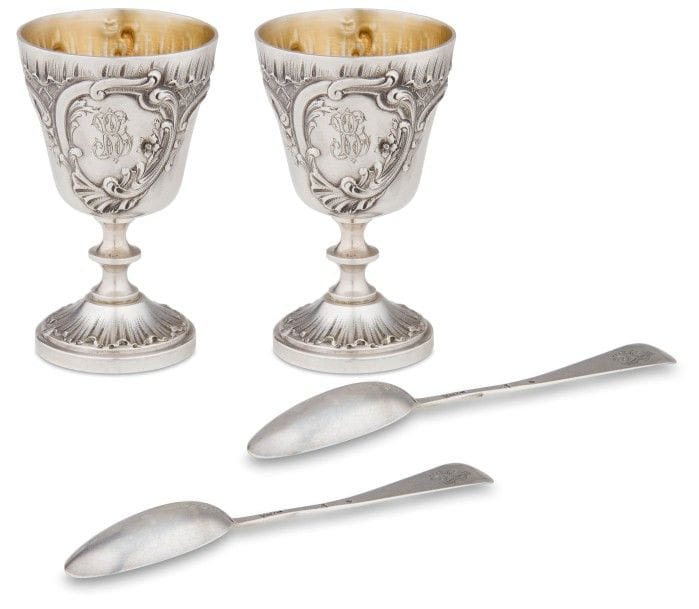 Deux coquetiers en argent sur piédouche intérieur vermeil dans leur écrin, et deux cuillers à œuf. Modèle chiffré, chiffre différent entre les coquetiers et les cuillers.
Poinçon minerve
Orfèvre : TALLOIS
Poids : 126 g
Provenance : Vente de Maître Millon Jutheau le 17 juin 1987, n°236 (non reproduit)
