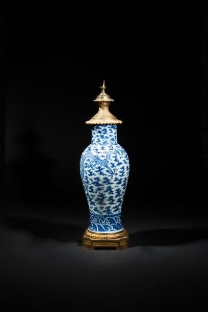 Grand vase en porcelaine bleu et blanc à monture de bronze doré à décor de tors de lauriers ; monté en lampe.
Style Louis XVI, XIXe siècle.
H : 63 cm
