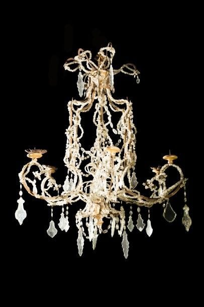 Lustre à lacé à six lumières, à guirlandes de perles.
XVIIIe siècle (accidents et manques).
H : 130 cm, D : 100 cm
