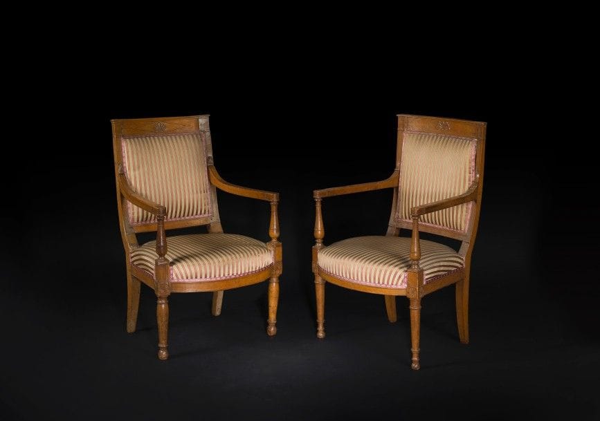Deux fauteuils en bois teinté, les supports d’accotoirs en balustre, reposant sur des pieds fuselés, bagués et balustre.
Fin du XVIIIe siècle (accidents et restaurations)
H : 88,5 cm et 90,5 cm
L : 57 cm et 58 cm
