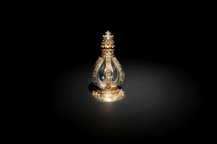 Flacon en verre et vermeil serti de nacre et de pierres de couleur en serti clos, dans le goût du trésor des Habsbourg de l’époque médiévale.
Milieu du XIXe siècle
Poids brut 250,66 g
H : 16,3 cm
