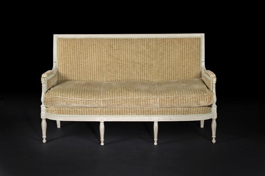 Canapé en bois mouluré et peint, les accotoirs en balustre reposant sur des pieds en balustre.
Epoque Directoire (manque).
H : 95 cm, L : 159 cm
