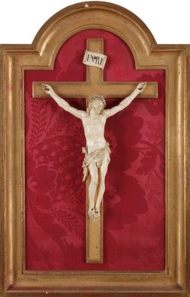 Crucifix en ivoire sculpté dans un cadre en bois doré cintré dans le haut.
XIXe siècle
H : 50 cm, L : 32 cm

