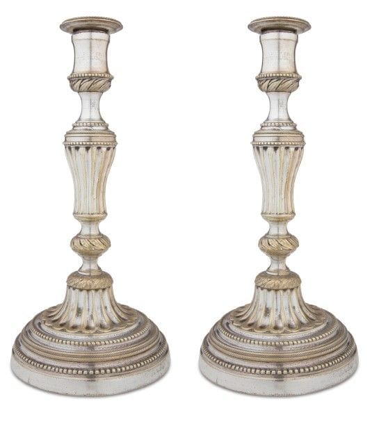 Paire de grands flambeaux en bronze argenté, le fut en balustre et la base circulaire à perles et canaux.
XIXe siècle
H : 30 cm
