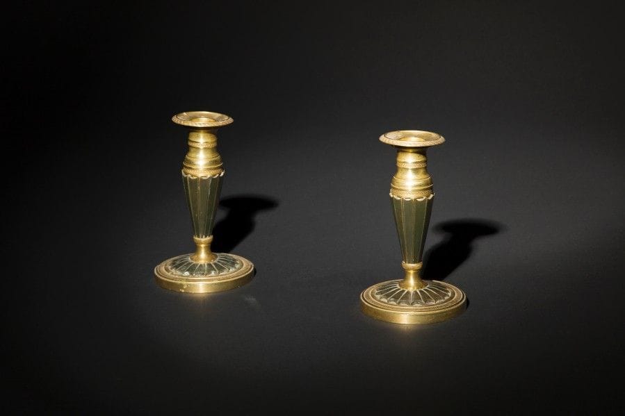 Paire de flambeaux en bronze patiné et doré, à décor de velum.
XIXe siècle
H : 16 cm
