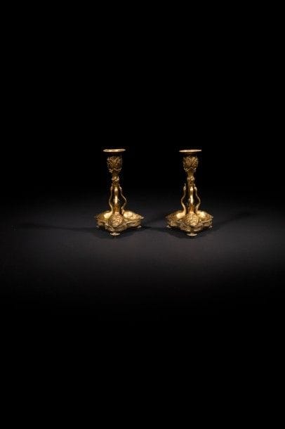 Paire de flambeaux en bronze doré le fût flanqué de trois cygnes reposant sur une base triangulaire.
Attribués à la maison Alphonse Giroux.
Première moitié du XIXe siècle.
H : 18 cm

Une paire de bougeoirs similaires, signés d’Alphonse Giroux, ont été vendus à Paris, Christie’s, le 6 novembre 2014, lot 534.
