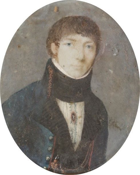 Portrait de jeune homme en costume bleu, un camée en épingle de cravate, époque Directoire
Miniature sur ivoire ovale, à vue 5,2 x 4,3 cm en médaillon de métal doré, 5,6 x 5 cm
Au revers, chiffre « M » sur fond bleuté. (éclat au verre).
Présentée dans un très important cadre en bois doré du XIXe siècle, rect. 37 x 34,6 cm
