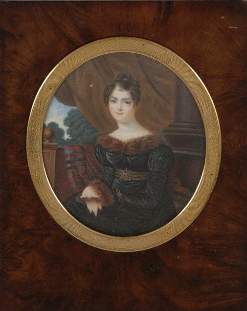 Jeune femme à la ferronnière, assise près d’une colonne, un rideau levé sur un paysage
Grande miniature sur ivoire, vers 1825
ovale sur ivoire, à vue 13,3 x 11,4 cm
Cadre en bois de placage, rect. 22,5 x 17,4 cm
(petite moisissure, ivoire légèrement gondolé)
