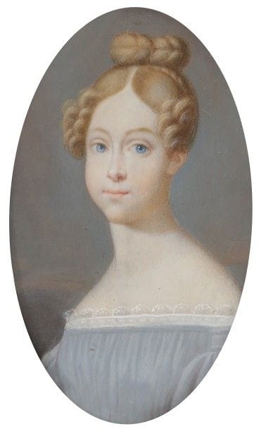 Jeune fille blonde coiffée en chignon-tresse, en robe grise à manches ballon, sur fond de crépuscule
Miniature sur ivoire, d’époque Romantique, vers 1830
Ovale, 8,2 x 5,4 cm
Cadre en bois noirci à visière de laiton doré, 11,5 x 8,6 cm
Non examinée hors du cadre.
On y joint : Un paysage fluvial animé, scène naïve en miniature à la gouache sur papier ovale 10 x 7,5 cm, dans un cadre à miniature 16,1 x 13,6 cm (taches au cadre)

