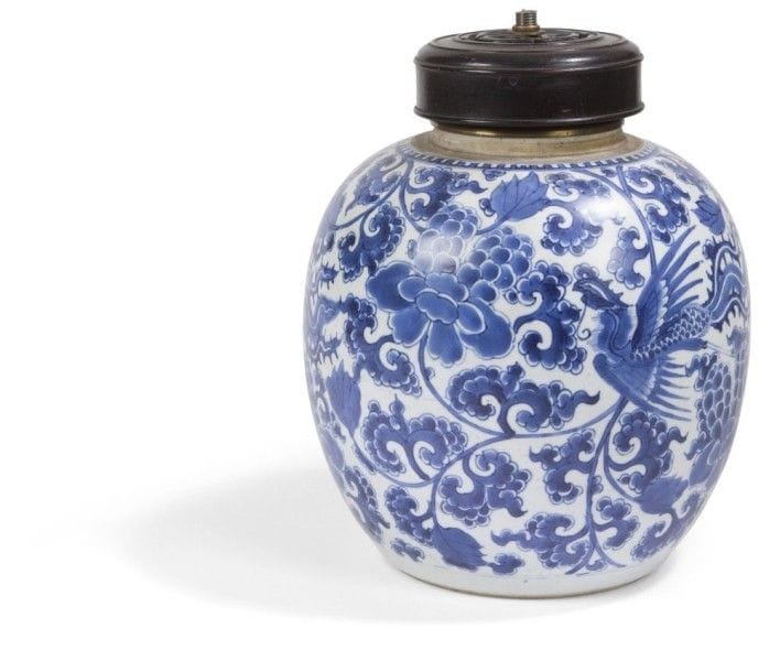 CHINE - Époque KANGXI (1662 - 1722)
Pot à gingembre en porcelaine décorée en bleu sous couverte de pivoines dans leur feuillage. (Manque le couvercle). Hauteur : 21 cm