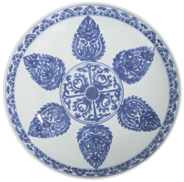 CHINE - Époque KANGXI   (1662 - 1722)
Coupe en porcelaine bleu blanc à décor d’un médaillon central et lotus stylisés. (Félure et éclats en bordure). Diamètre : 35,5 cm