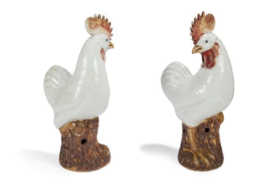 CHINE - XIXe siècle
Paire de coqs en porcelaine émaillée rouge et brun, les têtes tournées vers le côté. (Usures de l’émail). Hauteur : 40 cm