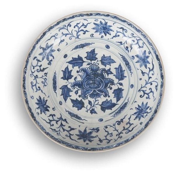 VIETNAM - XVIe siècle
Grand plat en porcelaine blanche émaillée en bleu sous couverte de fleurs de lotus feuillagées dans un médaillon central et sur le marli. 
Diamètre : 36 cm

Référence similaire dans Vietnamese Ceramics, a separate tradition, by John Stevenson and John Guy, Art Media Resources with Avery Press, p.327.