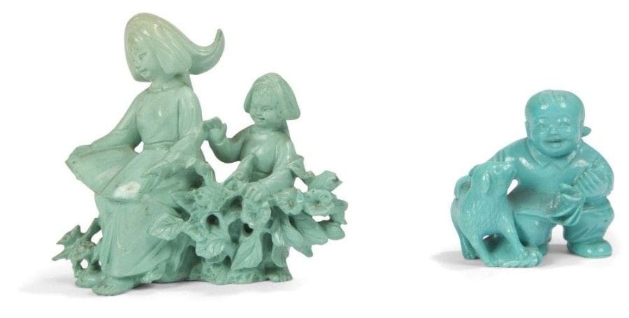 CHINE - XXe siècle
Deux groupes en turquoise, jeune femme lisant un livre accompagnée d’une fille, et enfant nourrissant un chiot. Hauteur : 3,5 et 6 cm