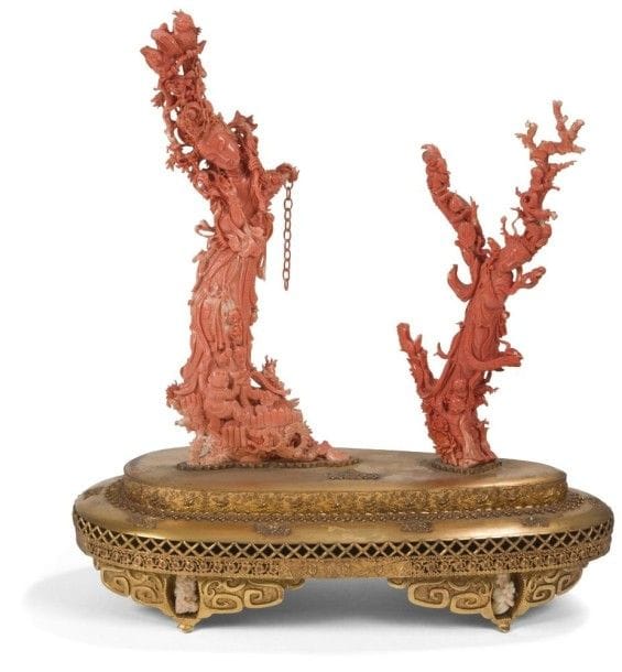 CHINE - XXe siècle
Groupe en corail rose, deux jeunes femmes debout, l’une portant une branche sur laquelle sont posées deux perroquets, accompagnées d’enfants, et tenant des éventails rigides. (Une branche restaurée, petits accidents). Hauteur : 36 cm et 29,5 cm
Poids :1117 grammes et 481 grammes. Socle en métal doré avec des branches de corail blanc.
Provenance : Vente Ader-Picard-Tajan, Paris, 12 juin 1972, numéro 36.