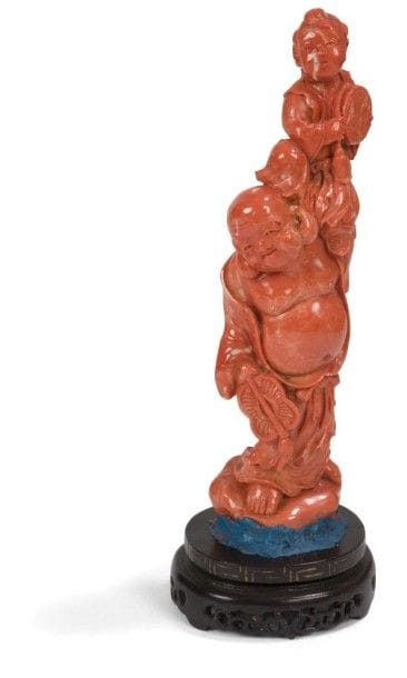 CHINE - XXe siècle
Groupe en corail rouge, Budai debout portant un enfant sur son dos. Hauteur : 23 cm. Poids avec socle : 830 grammes.
Provenance : Vente Mes Martin, Versailles, le 23 mai 1976, numéro 34.