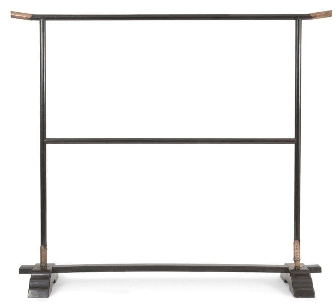 JAPON - XIXe siècle
Kimonokake (porte-kimono) en bois laqué noir. Dimensions : 160 x 188 cm