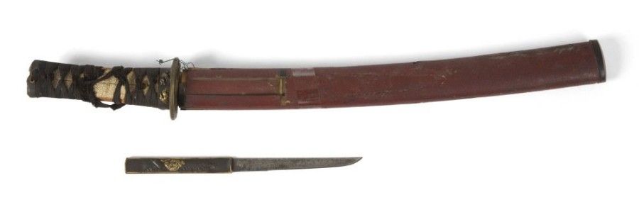 Shinshinto tanto, unokubi zukuri, hamon choji midare,
fusée percée de deux mekugi ana, mumei. Nagasa : 29,5 cm. (Petits accidents sur la tranche). Fourreau en laque rouge accidenté.
