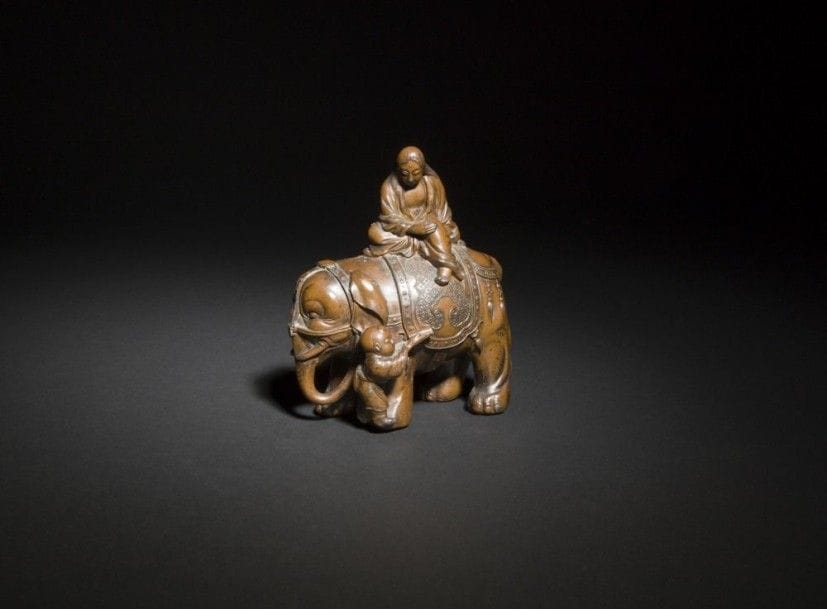 JAPON - Époque MEIJI (1868 - 1912)
Okimono en bronze à patine brune, jeune femme assise sur le dos d’un éléphant, un enfant lui tendant un rouleau. (Probablement une prise). Hauteur : 15 cm