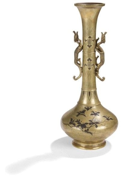 JAPON - Époque MEIJI (1868 - 1912)
Vase en bronze à col long à décor incrusté d’argent et de cuivre jaune et rouge d’oiseaux en vol parmi les fleurs, les anses en forme de dragons. Hauteur : 40 cm