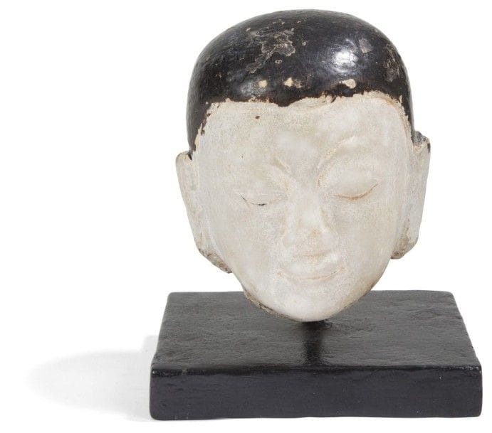 BIRMANIE - XVIIIe / XIXe siècle
Tête de bouddha en albâtre, les yeux mi-clos, la coiffe laquée noire. Hauteur : 13 cm