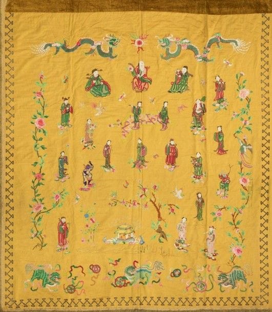 CHINE - XXe siècle
Tapisserie murale en soie brodée de fils polychromes et dorés à décor de dragons, chimères et immortels sur fond jaune.
Doublée en soie marron.
(Taches, accidents).
Dimensions : 274 x 244 cm
