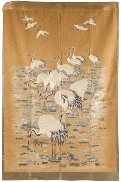 JAPON - fin XIXe-début XXe
Grues parmi des lotus
Broderie sur coton. 
200 x 130 cm