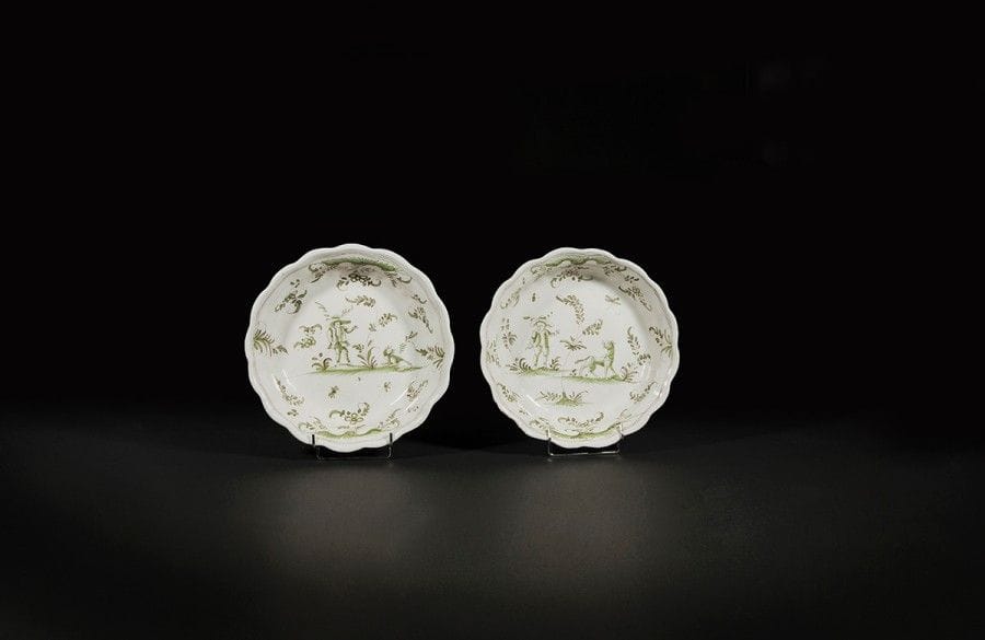 Moustiers
Deux jattes rondes en faïence à bord contourné à décor en camaïeu vert de berger et chien sur terrasse feuillagée, tertres fleuris sur le bord. 
XVIIIe siècle.
D. : 25,5 cm.