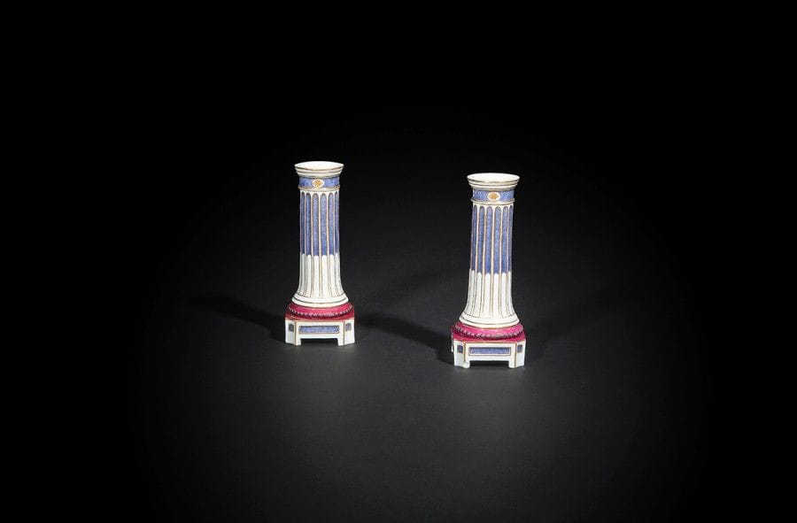 Niderviller
Paire de flambeaux en porcelaine reposant sur une base carrée à fond pourpre, le fût cannelé à fond partiel bleu et or.
Marqués : CC entrelacés, manufacture du comte de Custine.
XVIIIe siècle, vers 1785.
H : 17 cm
Petits éclats aux bases.