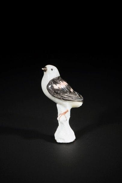Meissen
Moineau des neiges en porcelaine perché sur un tronc d’arbre, le plumage gris et orangé.
(Queue restaurée)
XVIIIe siècle, vers 1760.
H. : 11 cm