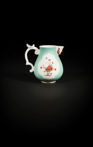 Meissen
Pot à lait en porcelaine de Meissen à décor polychrome dans le style Kakiemon de fleurs indiennes dans des réserves sur fond turquoise, marqué : épées croisées en bleu.
XVIIIe siècle, vers 1735.
H. : 10 cm