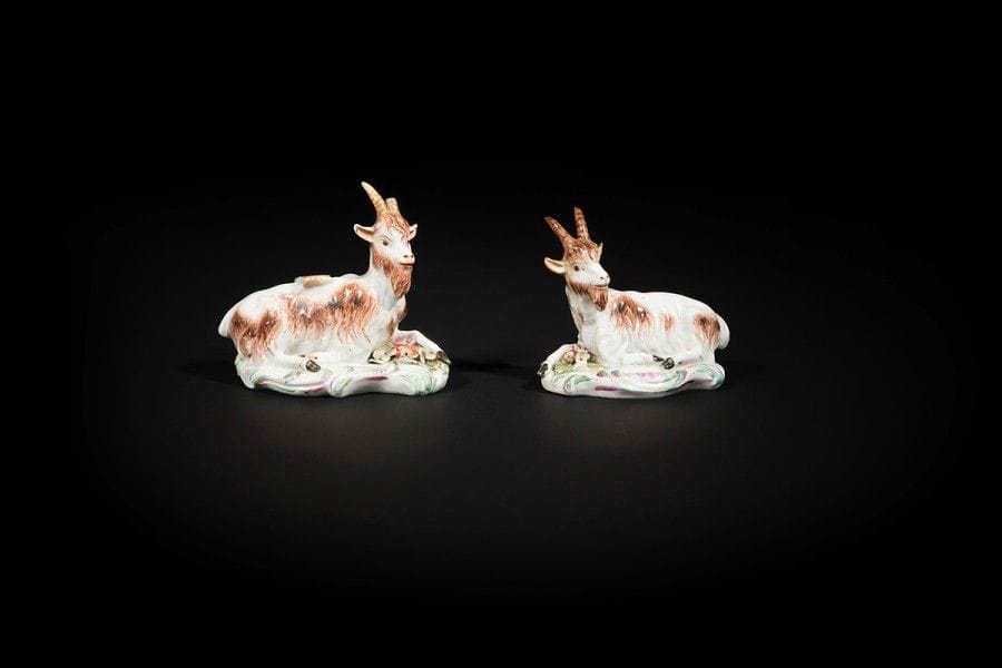Meissen et Derby
Un canari en porcelaine de Meissen et une paire de boucs en porcelaine de Derby, décor polychrome, le canari perché sur un tronc d’arbre, les boucs couchés sur des terrasses soulignées d’ornements rocaille en relief rehaussés de peignés vert et pourpre.
(Restaurations et éclats).
H. : 11 cm et 9 cm