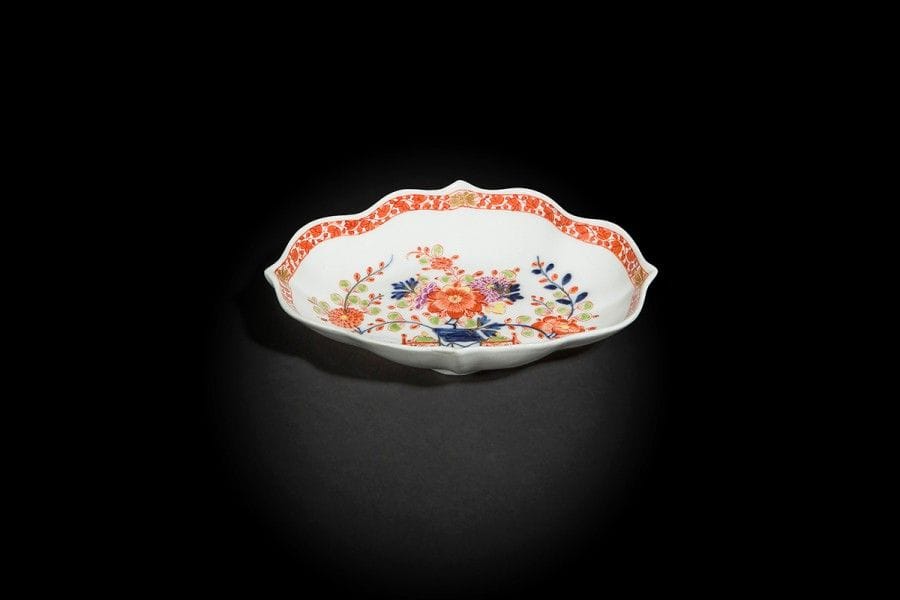 Meissen
Petit plateau ovale à bord contourné en porcelaine à décor polychrome de fleurs indiennes et galons sur le bord.
Marqué : épées croisées en bleu.
XVIIIe siècle, vers 1735.
L : 18 cm