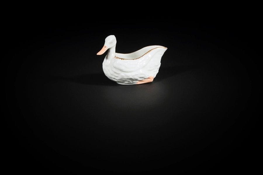 Derby
Pot à crème en forme de cygne en porcelaine, le bord souligné de filet dentelé or, marqué : D couronné en rouge.
XVIIIe siècle, vers 1780-1800.
H. : 8 cm
Provenance : 
Mannheim, New York
