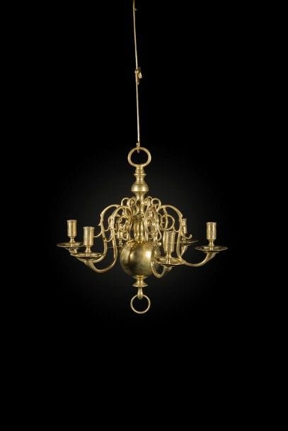 Lustre en bronze à six bras de lumière, fût tourné en balustre avec grosse sphère à la partie inférieure, branches à volutes, coupelle et haut binet moulurés.
Flandres, XVIII / XIXe siècle
Hauteur : 43 cm

Provenance :
ancienne collection Brelet, Gien.
